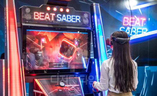 23일 경기도 고양시 킨텍스에서 열린 디지털미디어테크쇼에서 관람객들이 VR 체험을 하고 있다. 디지털미디어테크쇼는 대한민국 첨단ICT 기술과 융합된 'K-콘텐츠테크산업'의 현재와 미래를 조망할 수 있는 최초의 융복합 전시회다. <이슬기 기자>